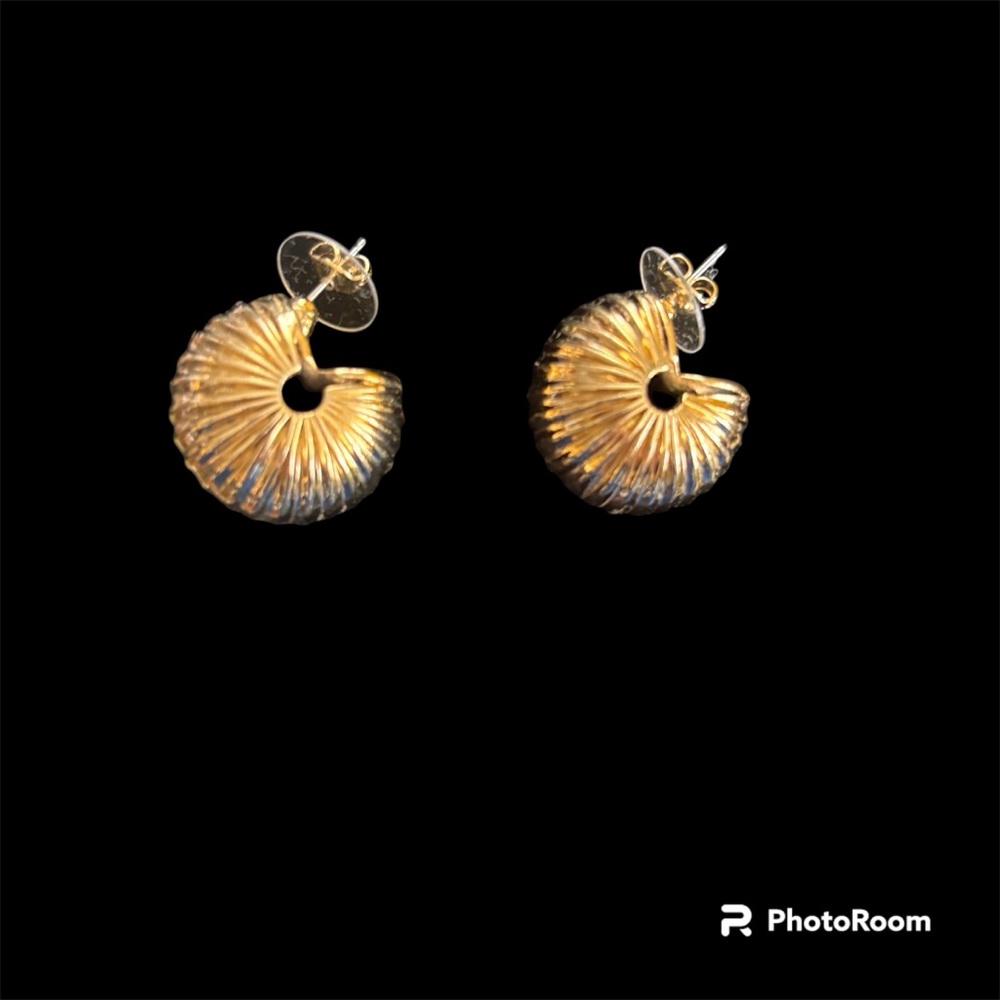 Avon “Classic Shrimp” Gold-Tone Spiral Pierced Earrings